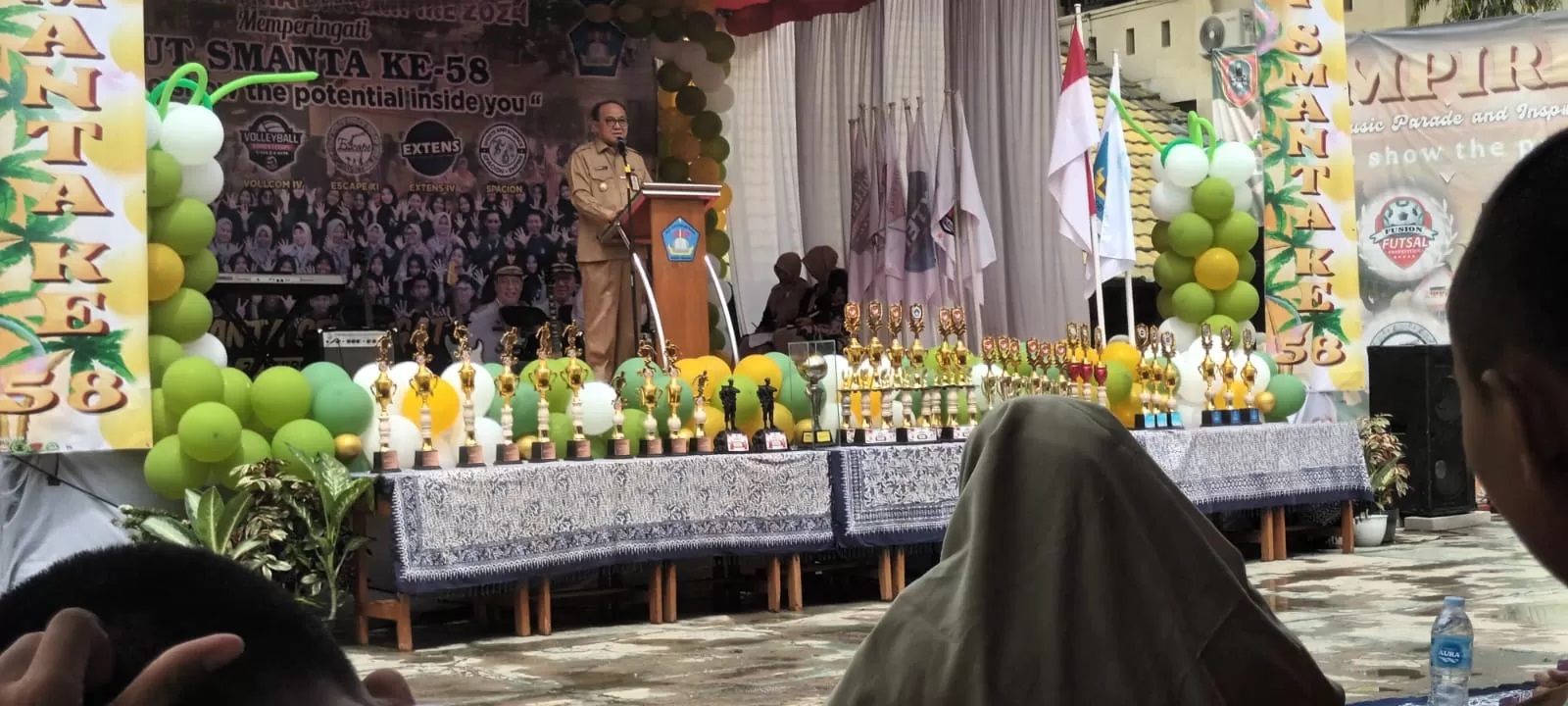 PAMIT:Bupati Tabalong, H Anang Syakhfiani ketika mengumumkan akhir masa jabatannya di momen HUT SMAN 1 Tanjung, Senin (26/2/2024).(Foto:Ibnu Dwi Wahyudi/Radar Banjarmasin)