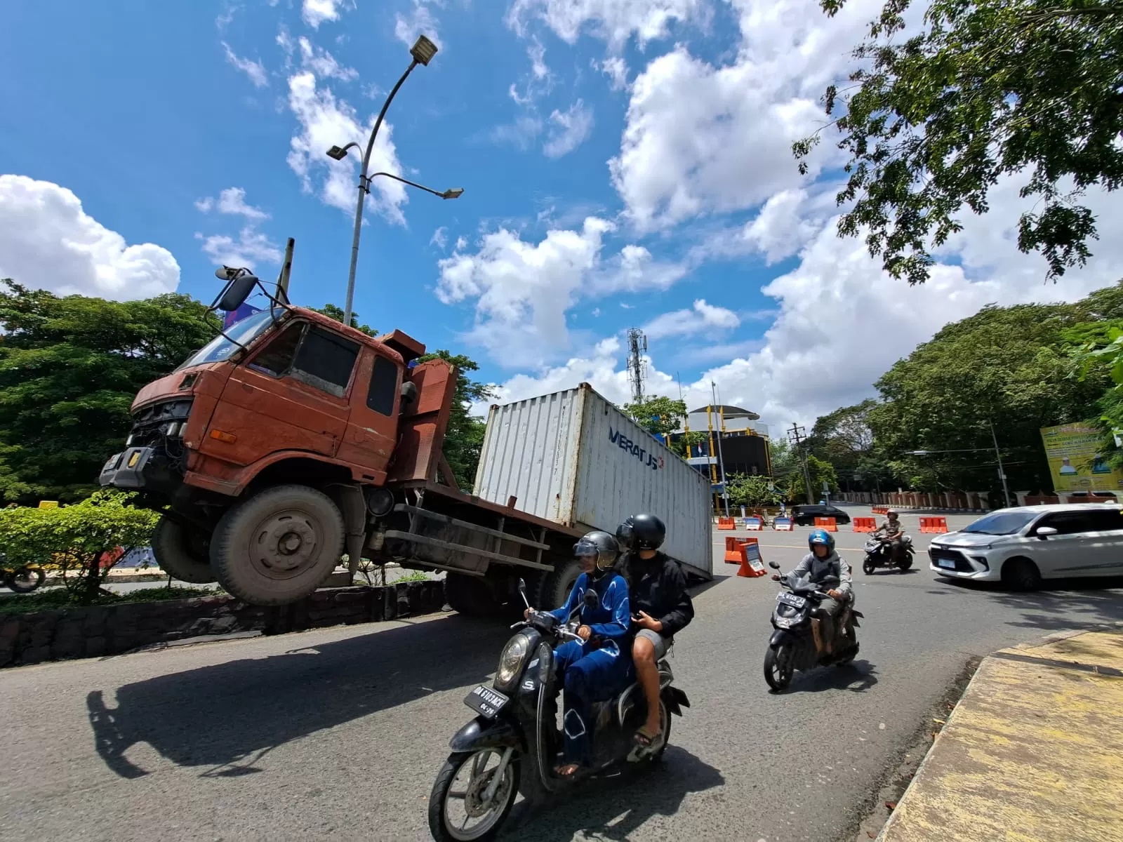 GAGAL MENANJAK:Truk kontainer jumping di Jembatan Merdeka, Senin (26/2/2024).(foto:Wahyu Ramadhan/Radar Banjarmasin)