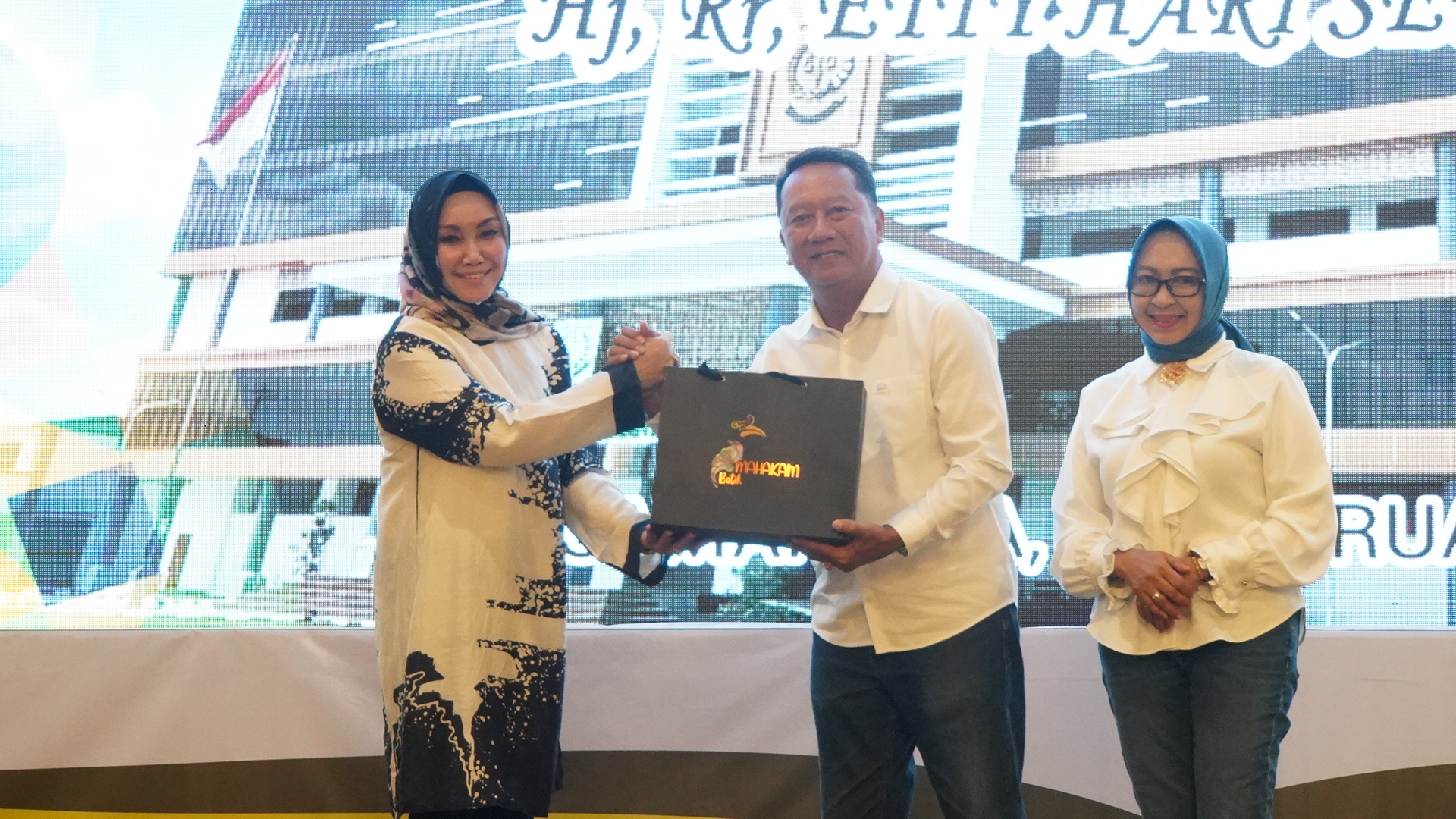 CENDERA MATA: Sekwan Norhayati US memberikan cendera mata kepada Kajati Kaltim Hari Setiyono dan Ketua IAD Wilayah Kaltim Rr Etti Hari Setiyono.