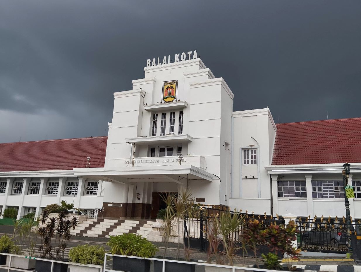 MENDUNG:Awan hitam menyelimuti wilayah Kota Banjarbaru, foto diambil Senin (26/2/2024).(Foto: M Fadlan Zakiri/Radar Banjarmasin)