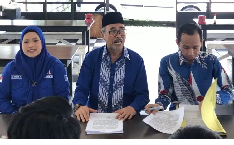 JUMPA PERS: H Saiful Rasyid, Caleg DPR RI dari Partai Demokrat saat memberikan informasi soal dugaan indikasi pengelembungan suara salah satu Parpol peserta Pemilu 2024 di Kalsel, Selasa (27/2/2024).