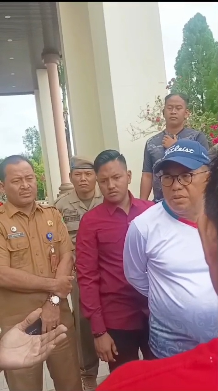 TEMUI SOPIR: Pj Bupati PPU Makmur Marbun (bertopi) menemui puluhan sopir truk yang protes terhadap larangan parkir di tepi jalan kemarin. (ari/kp)