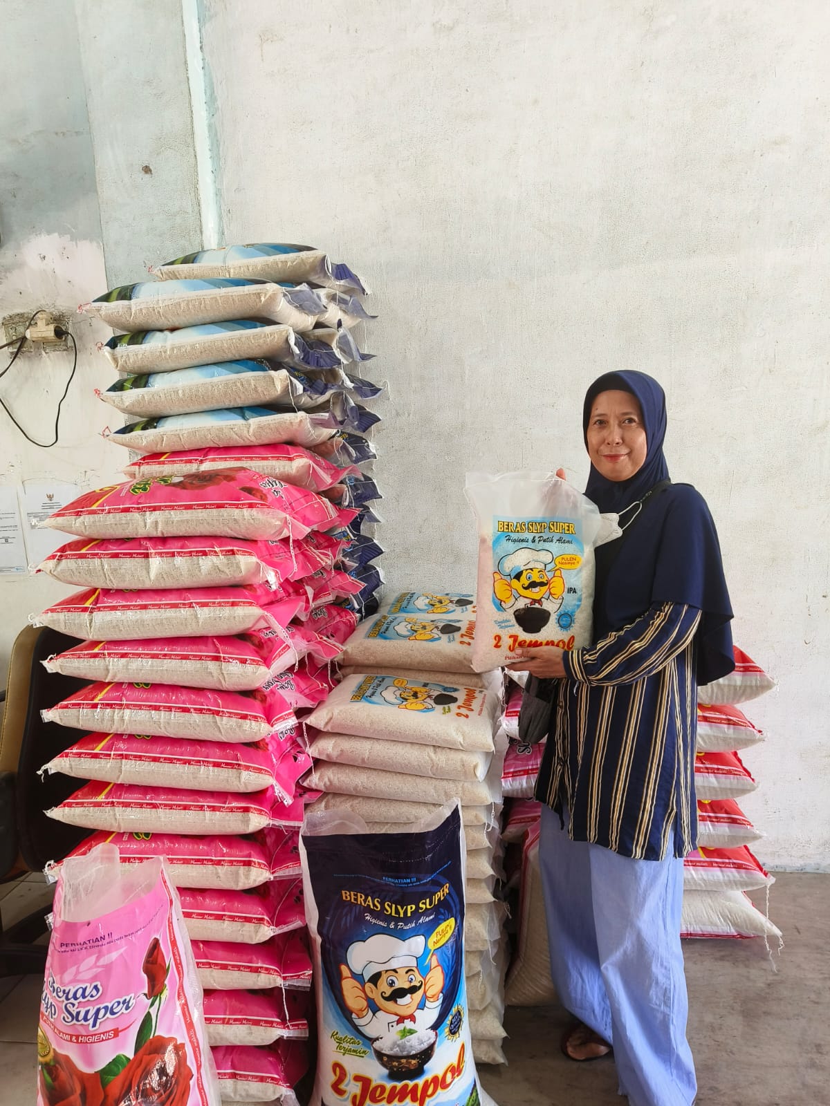 ANTISIPASI: Marlina saat memantau harga beras di Pasar Petung, Minggu (25/2).