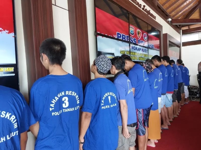 DIHADIRKAN : Sebagai tersangka kasus ungkapan Sat Resnarkoba dan Sat Reskrim pada bulan Januari hingga Februari 2024 (Foto : Norsalim Yahya/Radar Banjarmasin)