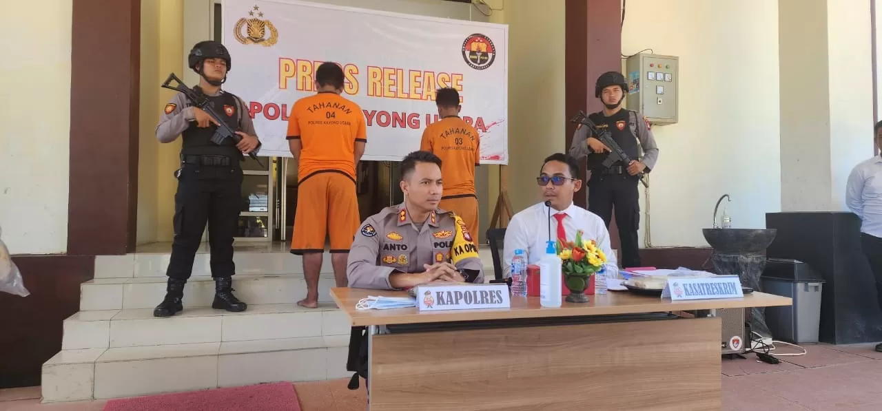 TAMPILKAN TERSANGKA: Polres Kayong Utara menampilkan sejumlah tersangka dalam kasus yang mereka tangani dalam konferensi pers, Senin (26/2) di Mapolres Kayong Utara. (DANANG PRASETYO/PONTIANAK POST)