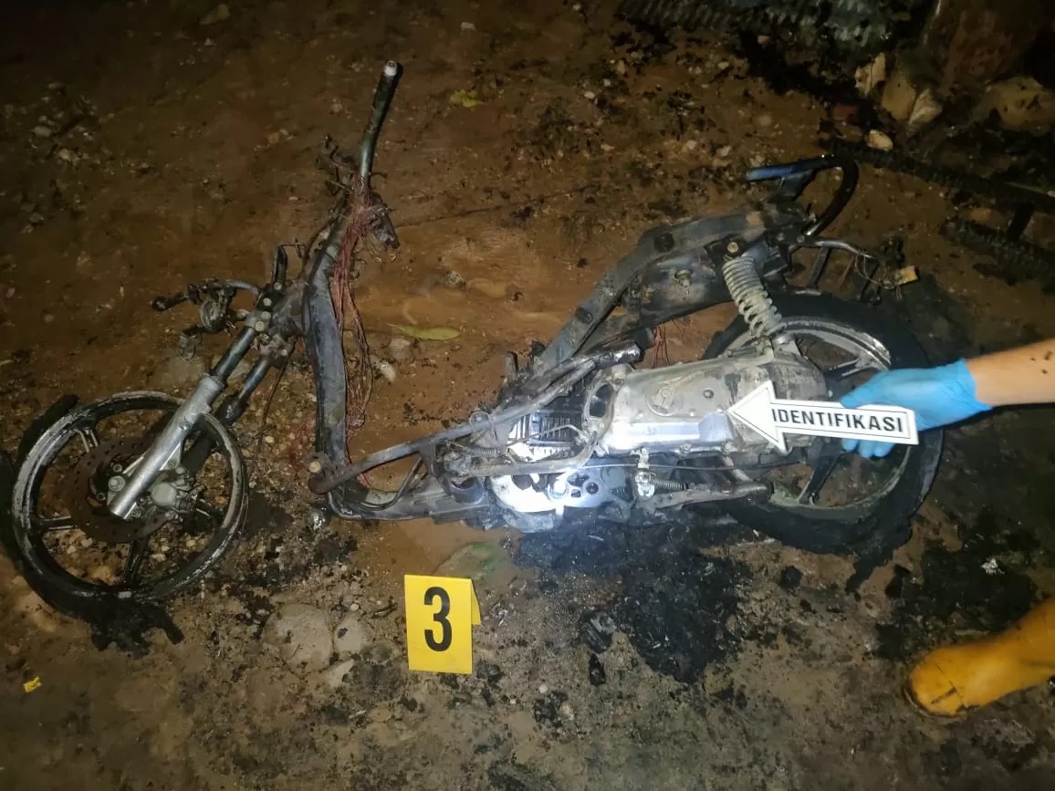 HANGUS:Motor metik yang digunakan Pasutri di Tabalong melangsir BBM terbakar tinggal puing.(Foto:Polres Tabalong untuk Radar Banjarmasin)