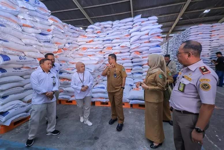 CEK STOK: Pj Gubernur Kaltim Akmal Malik inspeksi mendadak stok beras di Kompleks Pergudangan Bulog, Klandasan Ilir, Senin (26/2).