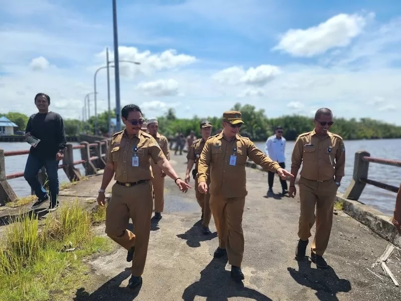 PENINJAUAN: Sekretaris Daerah Ketapang, Alexander Wilyo, meninjau Pelabuhan Tembiluk di Desa Sungai Awan Kanan, Kecamatan Muara Pawan, Senin (26/2). (ISTIMEWA)