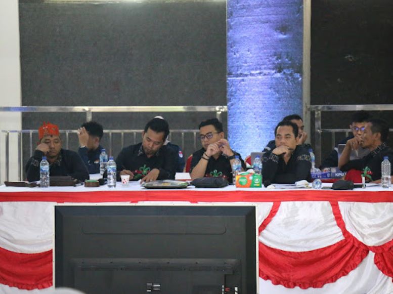 REKAPITULASI: Komisioner KPU Kotim saat menggelar pleno rekapitulasi perolehan suara tingkat kabupaten, kemarin. (KPU Kotim untuk Radar Sampit)