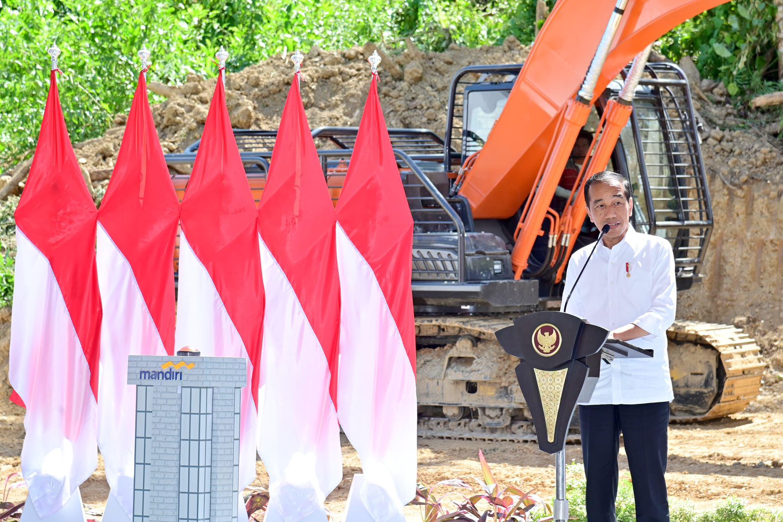 Presiden Joko Widodo melakukan peletakan batu pertama atau groundbreaking pembangunan Gedung Kantor PT Bank Mandiri (Persero) Tbk di Kawasan Ibu Kota Nusantara, Provinsi Kalimantan Timur, pada Kamis,