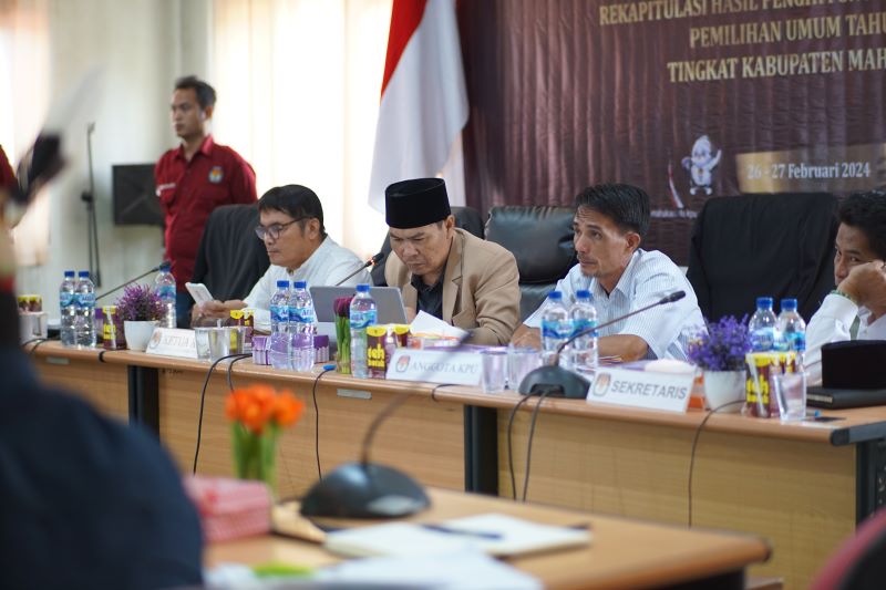 PEMILU: Ketua KPU Mahulu Frederik Melawen (berkopiah) memerhatikan angka rekapitulasi yang dibacakan PPK pada rapat pleno, Selasa (27/2).