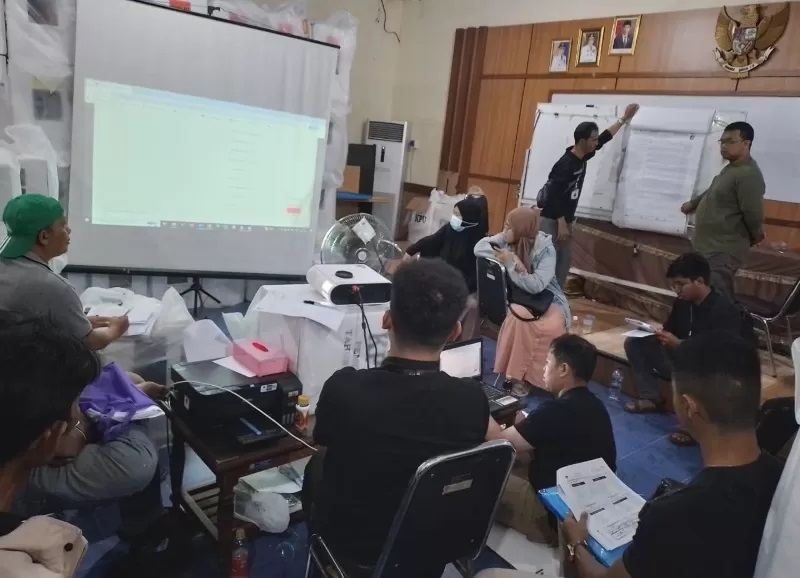 REKAPITULASI SUARA: Suasana proses rekapitulasi suara Pemilu 2024 di kantor Kecamatan Banjarmasin Utara, Senin (19/2). (FOTO: ENDANG SYARIFUDDIN/RADAR BANJARMASIN)