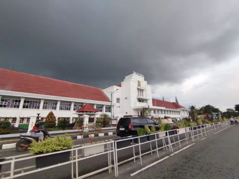 MENDUNG : Awan hitam menyelimuti wilayah Kota Banjarbaru pada 26 Februari 2024 lalu (FOTO: FADLAN ZAKIRI/RADAR BANJARMASIN)