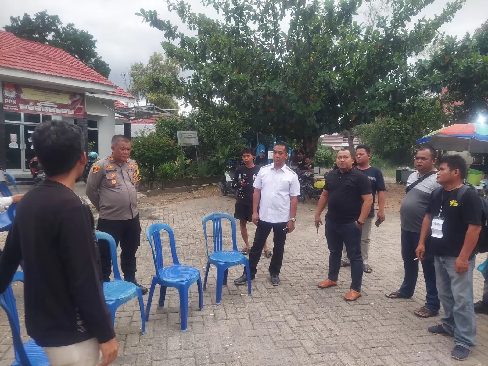 BERSITEGANG:PPK Martapura dengan para Caleg dan saksi beradu argumen di Kecamatan Martapura, Rabu (28/2).(Foto: Sheilla Farazela/Radar Banjarmasin)