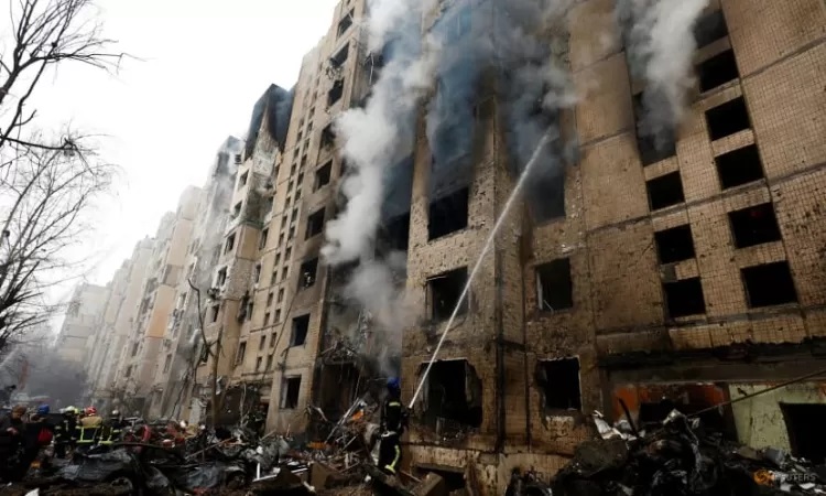 Ilustrasi serangan Rusia ke Kyiv, ibu kota Ukraina (REUTERS/Valentyn Ogirenko)