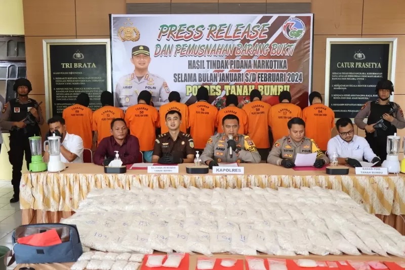 NARKOBA: Sejumlah barang bukti tangkapan narkoba periode Januari dan Februari 2024 dimusnahkan pada Rabu (28/2). - (FOTO: POLRES TANAH BUMBU UNTUK RADAR BANJARMASIN)
