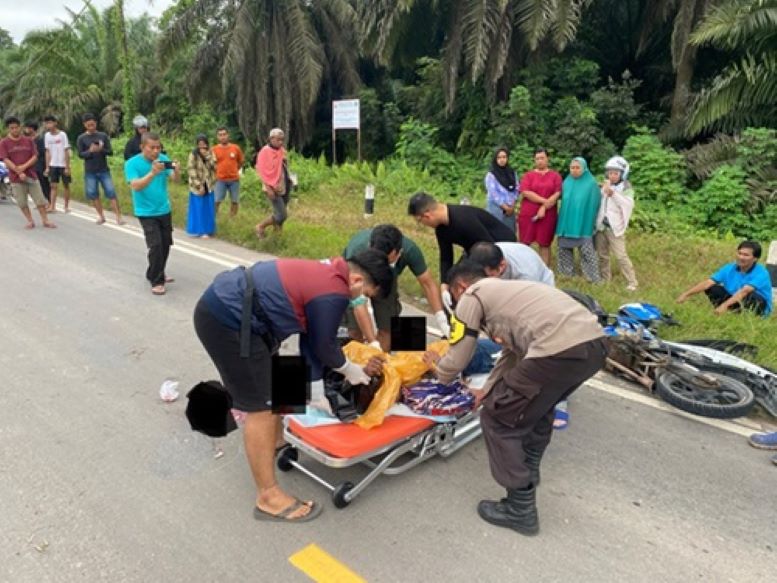 EVAKUASI: Wakapolres Kobar Kompol Wihelmus Helky dan Kabag Ops AKP Rendra Aditia Dani membantu petugas ambulans saat mengevakuasi jenazah korban kecelakaan.