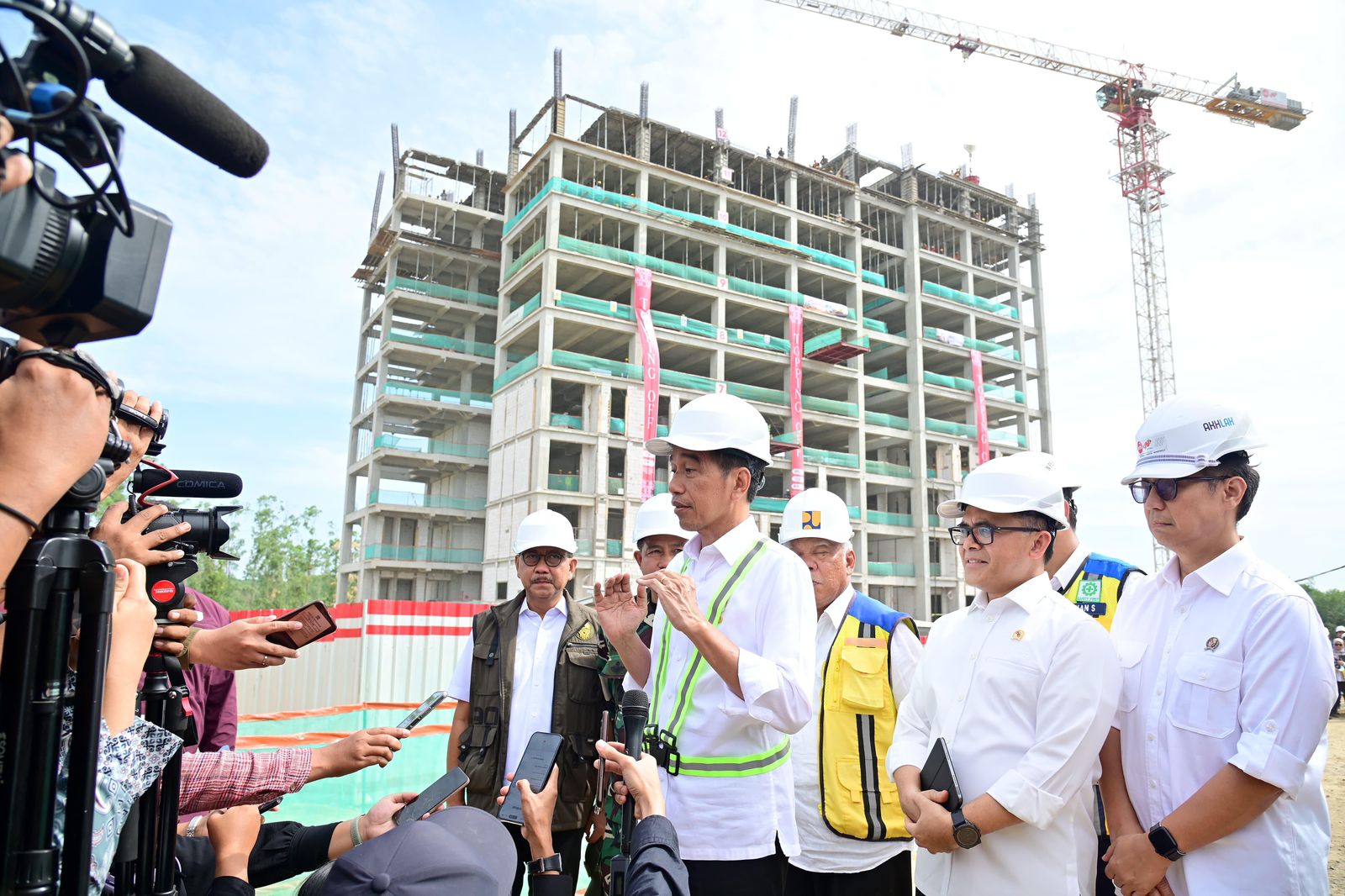 Presiden Joko Widodo melakukan seremoni penyelesaian akhir atau topping off hunian aparatur sipil negara (ASN) dan personel pertahanan keamanan (hankam) di Kawasan Ibu Kota Nusantara.