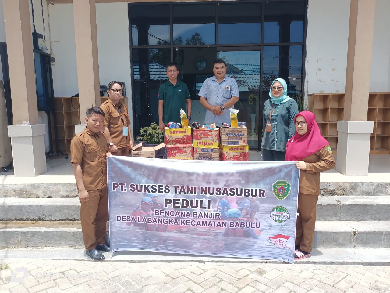 SOSIAL: Manajemen PT STN dan aparat Desa Labangka saat pemberian bantuan untuk korban banjir di Desa Labangka Logpon, Kecamatan Babulu, Kabupaten Penajam Paser Utara (PPU) pada Selasa (27/2/2023).