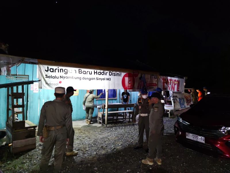 OPERASI: Satpol PP Paser menggelar operasi yustisi miras dan warung prostitusi di Kecamatan Paser Belengkong dan Batu Engau. (Satpol PP for Kaltim Post)