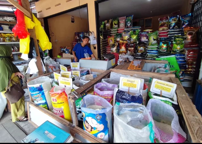 MAKIN MAHAL: Harga beras di pasaran di Kabupaten Paser terus melambung tinggi sejak Desember sampai Februari ini. (M Najib)