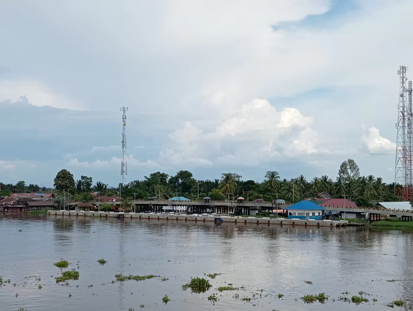 TAMBAH FASILITAS:Dermaga Margasari yang ada di Desa Baringin A, Kecamatan Candi Laras Selatan diusulkan untuk ditambah fasilitas.(Foto:Rasidi Fadli/Radar Banjarmasin)