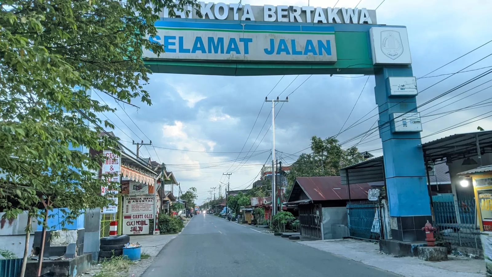 DIBONGKAR: Gerbang selamat datang di Kabupaten HSU kondisnya rusak dan membahayakan pengguna jalan.(Foto: M Akbar/Radar Banjarmasin)