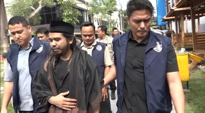 Samsudin alias Gus Samsudin resmi ditetapkan sebagai tersangka kasus video tukarpasangan, dan ditahan di Mapolda Jatim (Dimas Nur Aprianto/JawaPos.com)