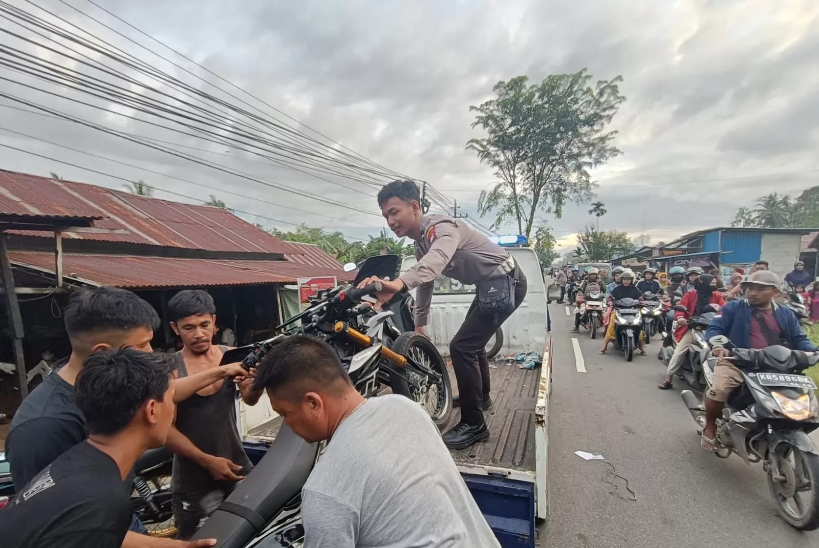 EVAKUASI: Petugas kepolisian mengevakuasi kendaran korban kecelakaan lalu lintas di Jalan Raya Kuala Dua, Kecamatan Sungai Raya, Rabu (28/2).