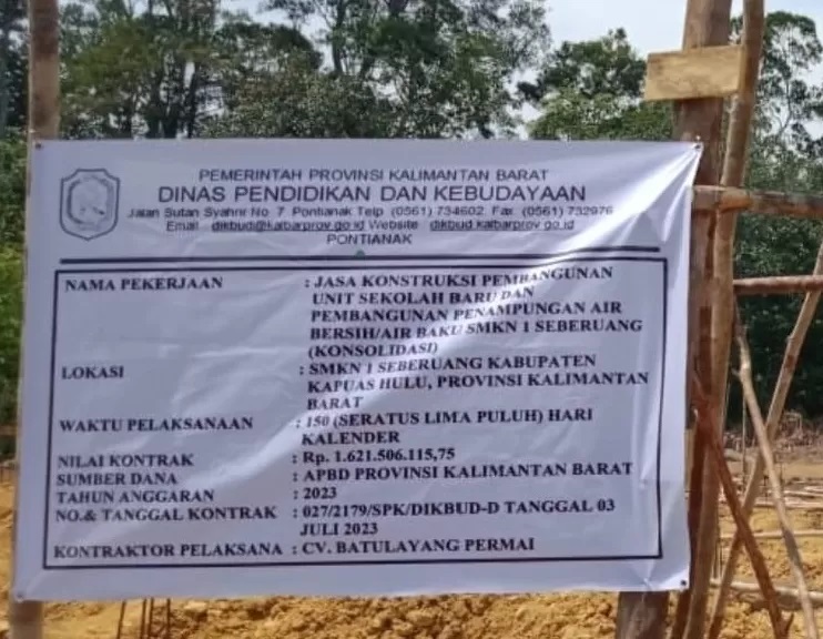 PELANG PROYEK: Pelang proyek pembangunan gedung SMKN 1 Seberuang. (TAUFIK/PONTIANAK POST)