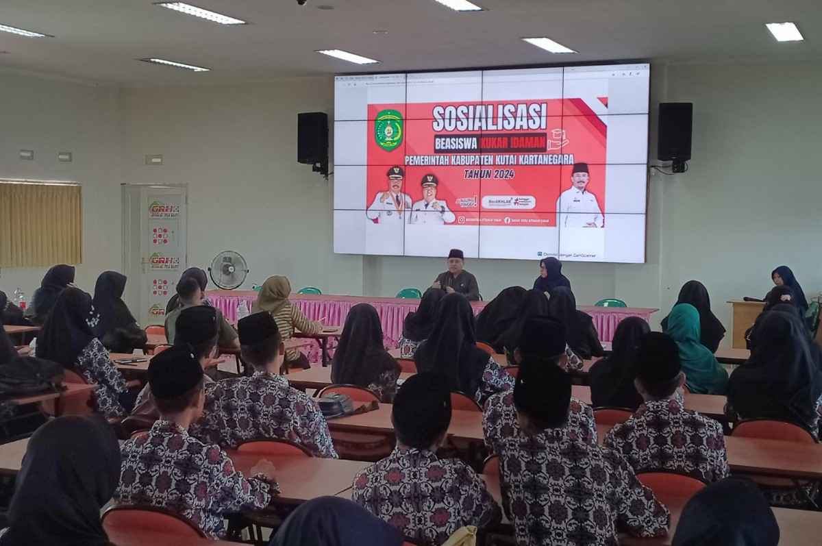 Kabag Kesra Setkab Kukar Dendy Irwan Fahriza saat melakukan sosialisasi Beasiswa Kukar Idaman tingkat pelajar di SMP Negeri 1 Tenggarong (Istimewa)