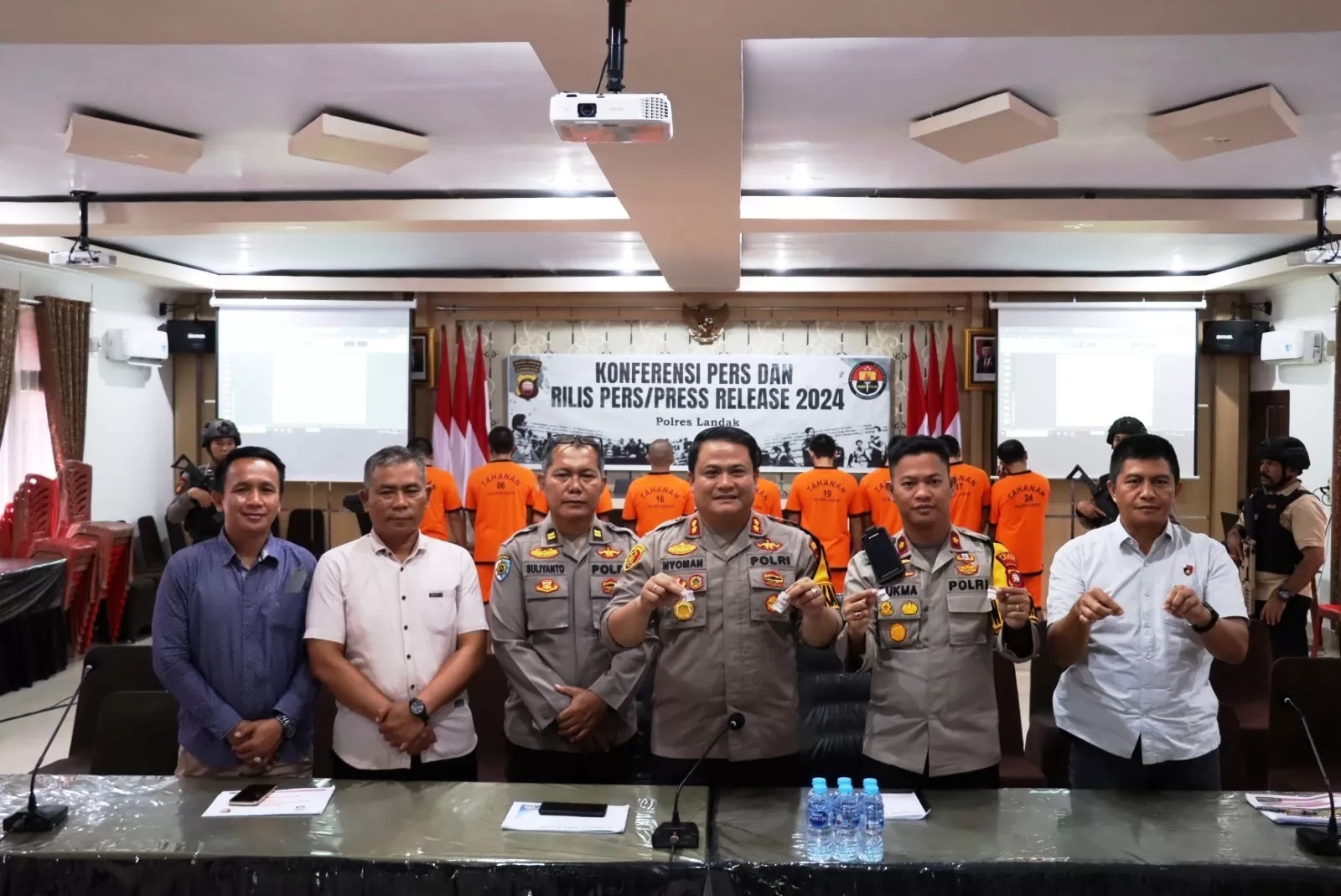 UNGKAP KASUS: Kapolres Landak AKBP I Nyoman Budi Artawan memimpin konferensi pers ungkapan kasus di aula BKPB Polres Landak, Kamis (29/2). (MIFTAHUL KHAIR/PONTIANAK POST)