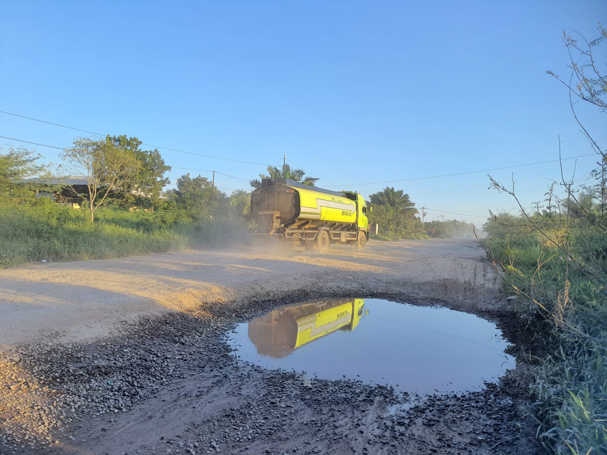 RUSAK LAGI:  Sebuah truk melintas di jalur lingkar selatan Kota Sampit yang kembali rusak, bergelombang, dan berlubang di beberapa titik, Rabu (20/9/2023). (HENY/RADAR SAMPIT)