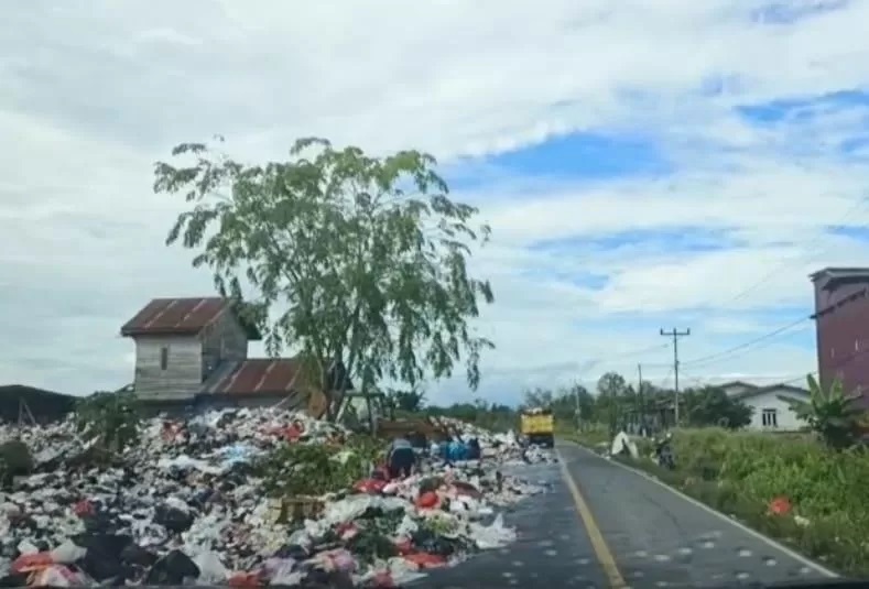 MELUBER: Kondisi TPA di Desa Sibau Hulu ini cukup memprihatinkan karena sampah sudah mulai meluber ke badan jalan. (TAUFIK/PONTIANAK POST)