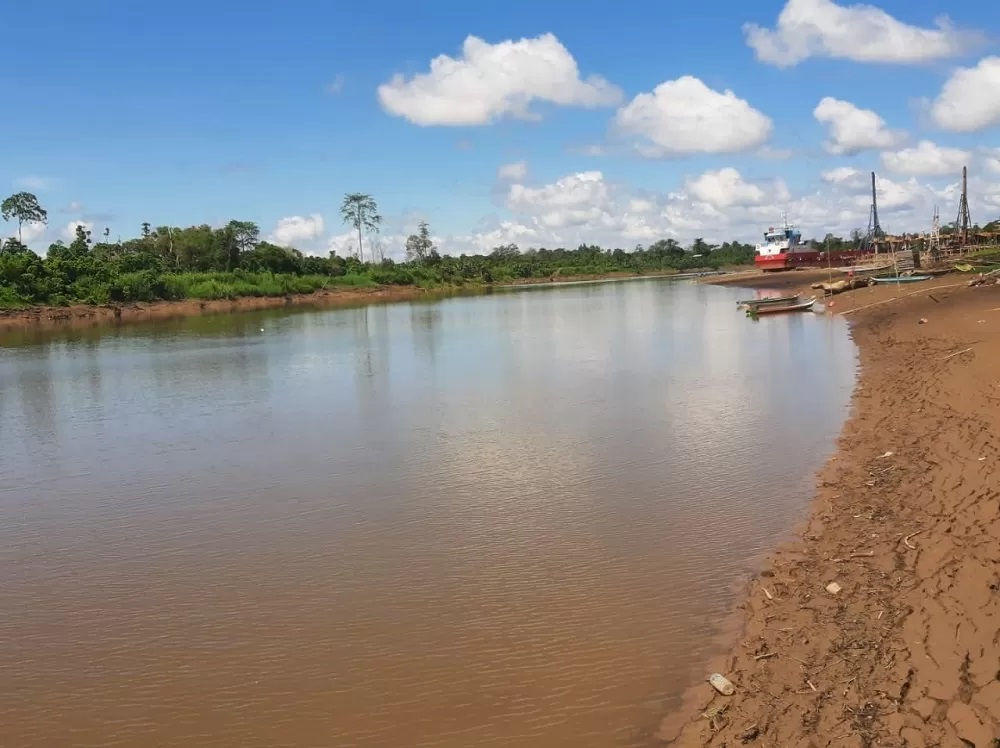 KEMARAU: Kondisi sungai Sembakung mengalami surut tidak seperti biasanya.