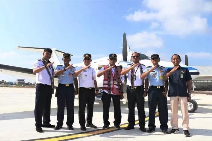 DIABADIKAN: Pj Wali Kota Singkawang Sumastro saat penerbangan kalibrasi di Bandara Singkawang pada Januari 2023 lalu.