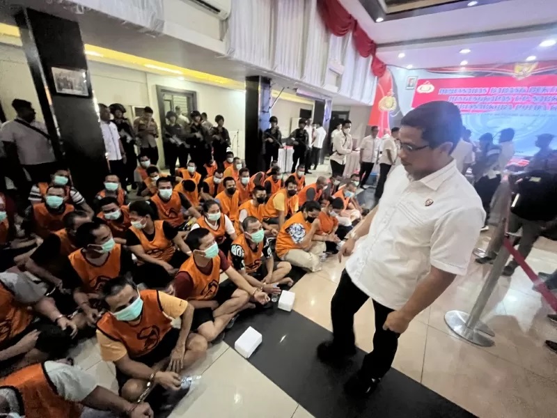 TERSANGKA NARKOBA: Tersangka pelaku peredaran narkoba yang diamankan Ditresnarkoba Polda Kalsel dihadirkan saat pemusnahan barang bukti di Aula Mathilda Batlayeri Polda Kalsel, Rabu, (28/2).