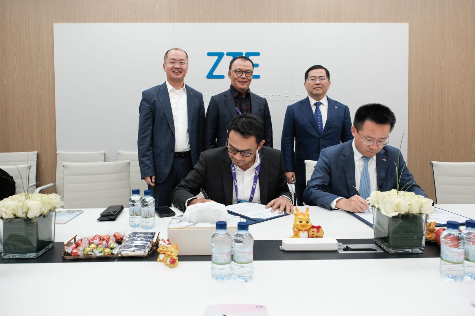 KOLABORASI: Direktur Network Telkomsel, Indra Mardiatna (kiri depan) dan SVP ZTE Corporation, Mei Zhonghua (kanan depan) menandatangani Strategic Partnership Agreement (SPA) antara Telkomsel dan ZTE