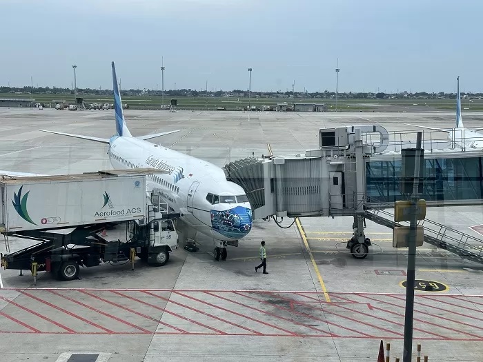 Aktivitas loading makanan pesawat Garuda Indonesia di Terminal 3 Bandara Soekarno-Hatta, Tangerang, Banten, Jumat (23/2/2024). Foto: Hendra Eka/Jawa Pos