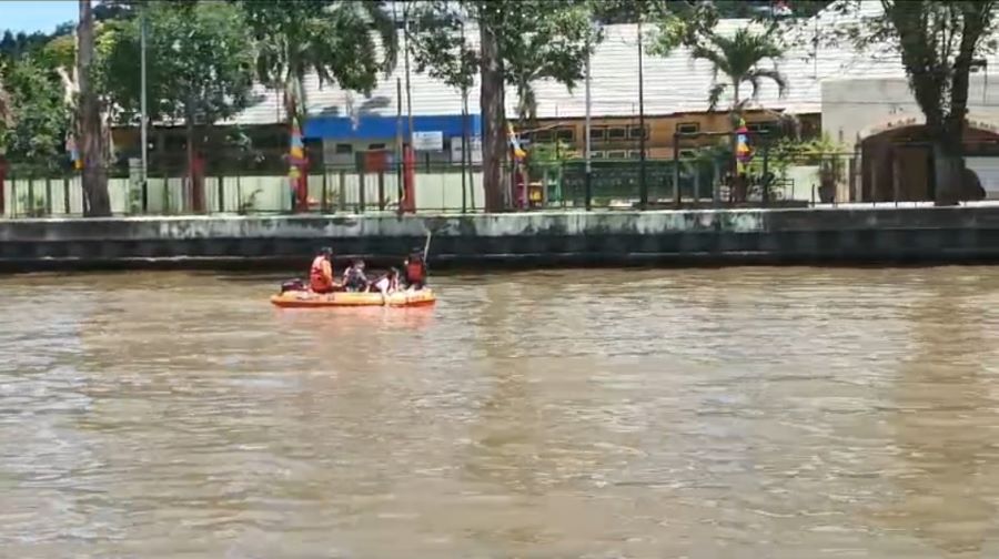 DITEMUKAN: Proses pencarian korban yang hilang di SKM.