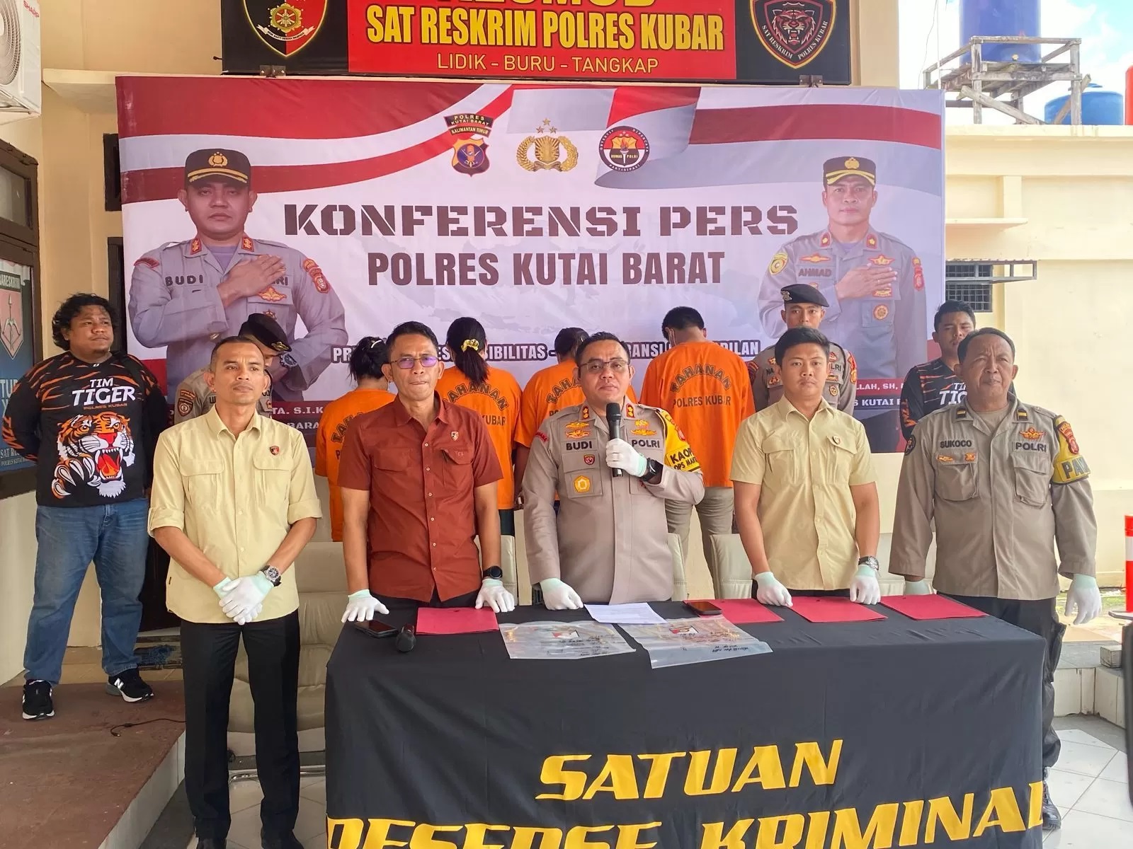 RILIS KASUS: Kapolres Kubar AKBP Kade Budiyarta beserta jajaran menggelar konferensi pers untuk merilis kasus pencurian emas di wilayah hukumnya.
