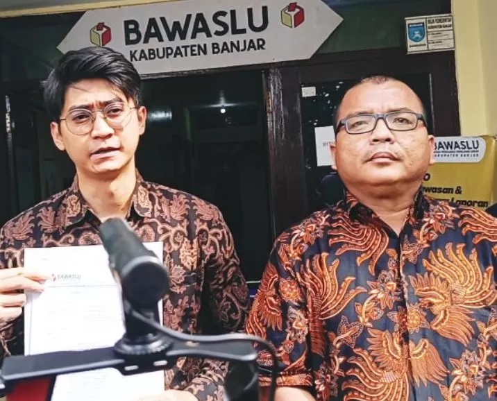 Senior Partner Indrayana Centre for Government, Constitution, and Society (INTEGRITY) Law Firm, Denny Indrayana menyampaikan laporan dugaan penggelembungan suara di Bawaslu Kabupaten Banjar.