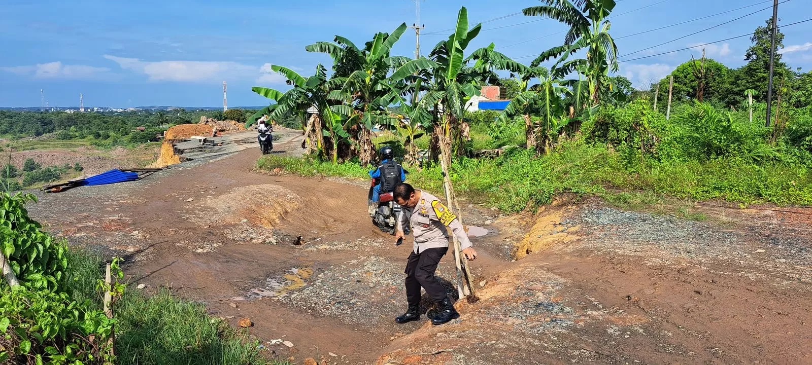 LONGSOR: Jalan Km 171 di Kecamatan Satui, Kabupaten Tanah Bumbu longsor lagi, Rabu (28/2) malam. Longsor itu disebabkan hujan deras di Tanbu beberapa hari terakhir. (POLSEK SATUI)