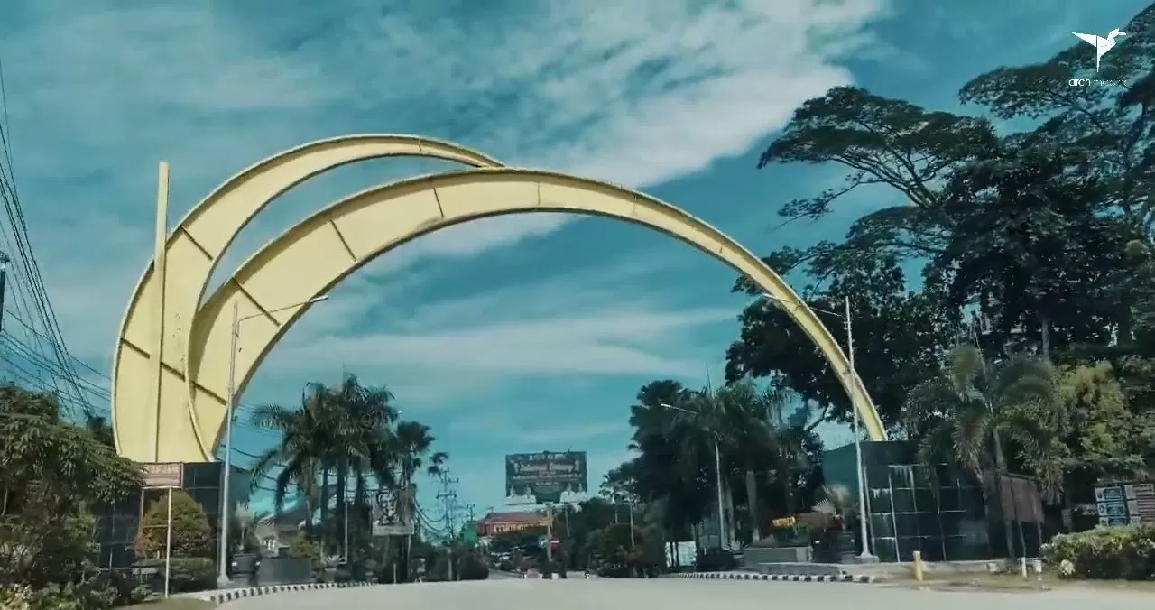 Tugu selamat datang di Bontang yang akan diganti.