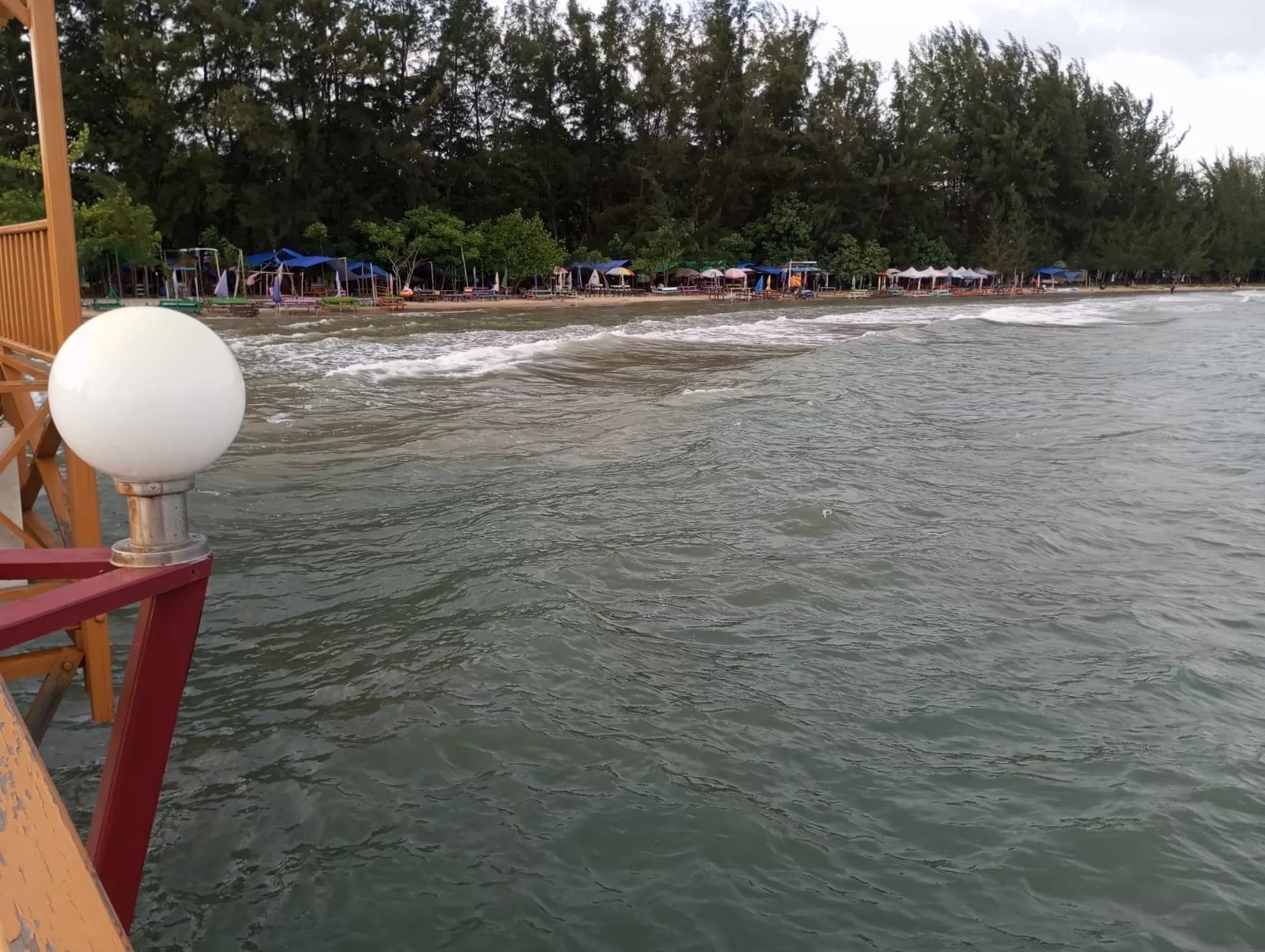 PASANG LAUT: Kondisi pesisir Balikpapan di area Pantai Manggar Balikpapan Timur. (roshan/Balikpapan Pos)