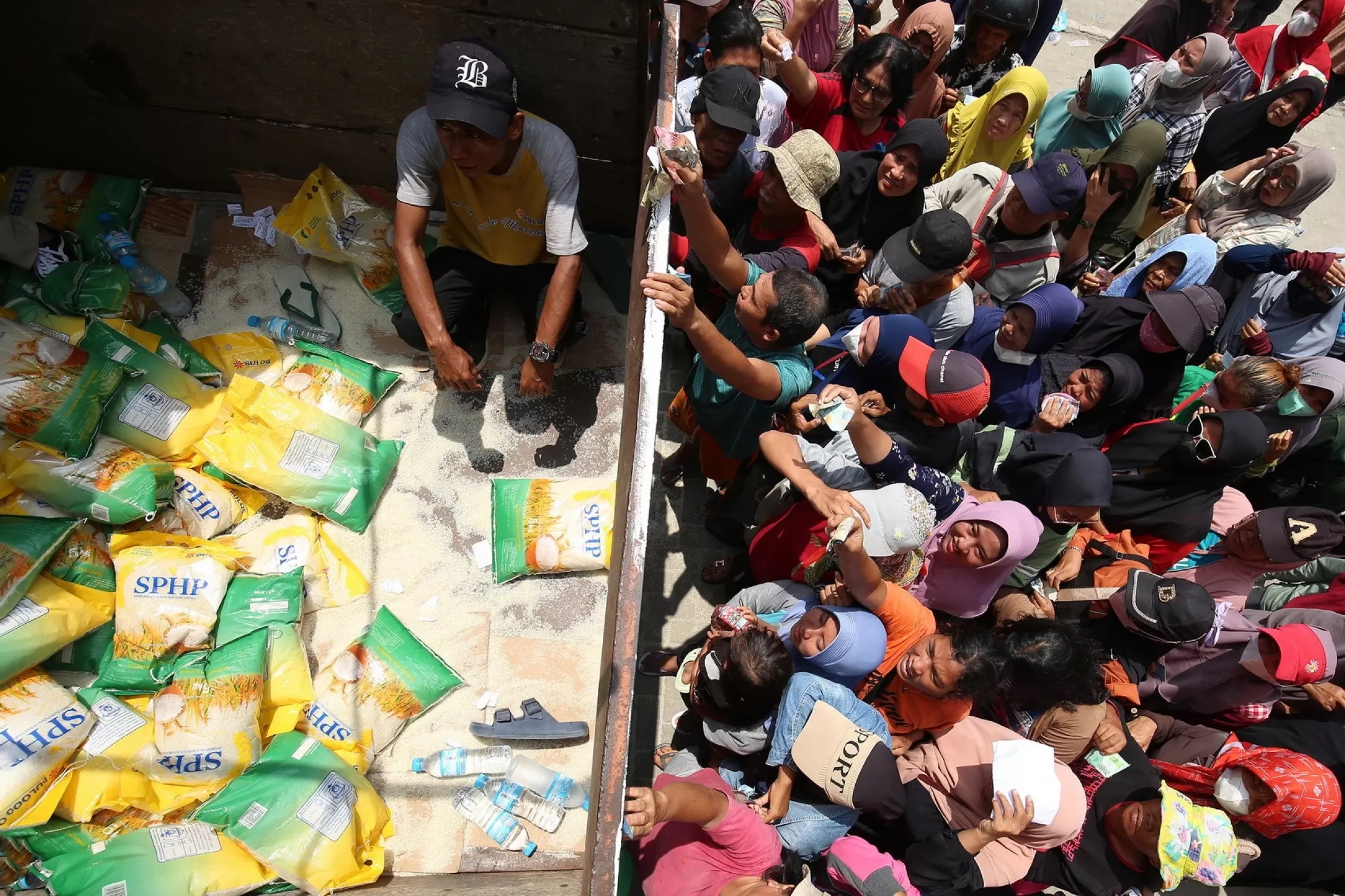 ANTRE BERAS MURAH: Sejumlah warga berebut antre untuk mendapatkan beras SPHP beberapa waktu lalu. Pemerintah menyalurkan beras SPHP guna menjaga stabilitas harga di pasar. (Imam Husein/Jawa Pos)