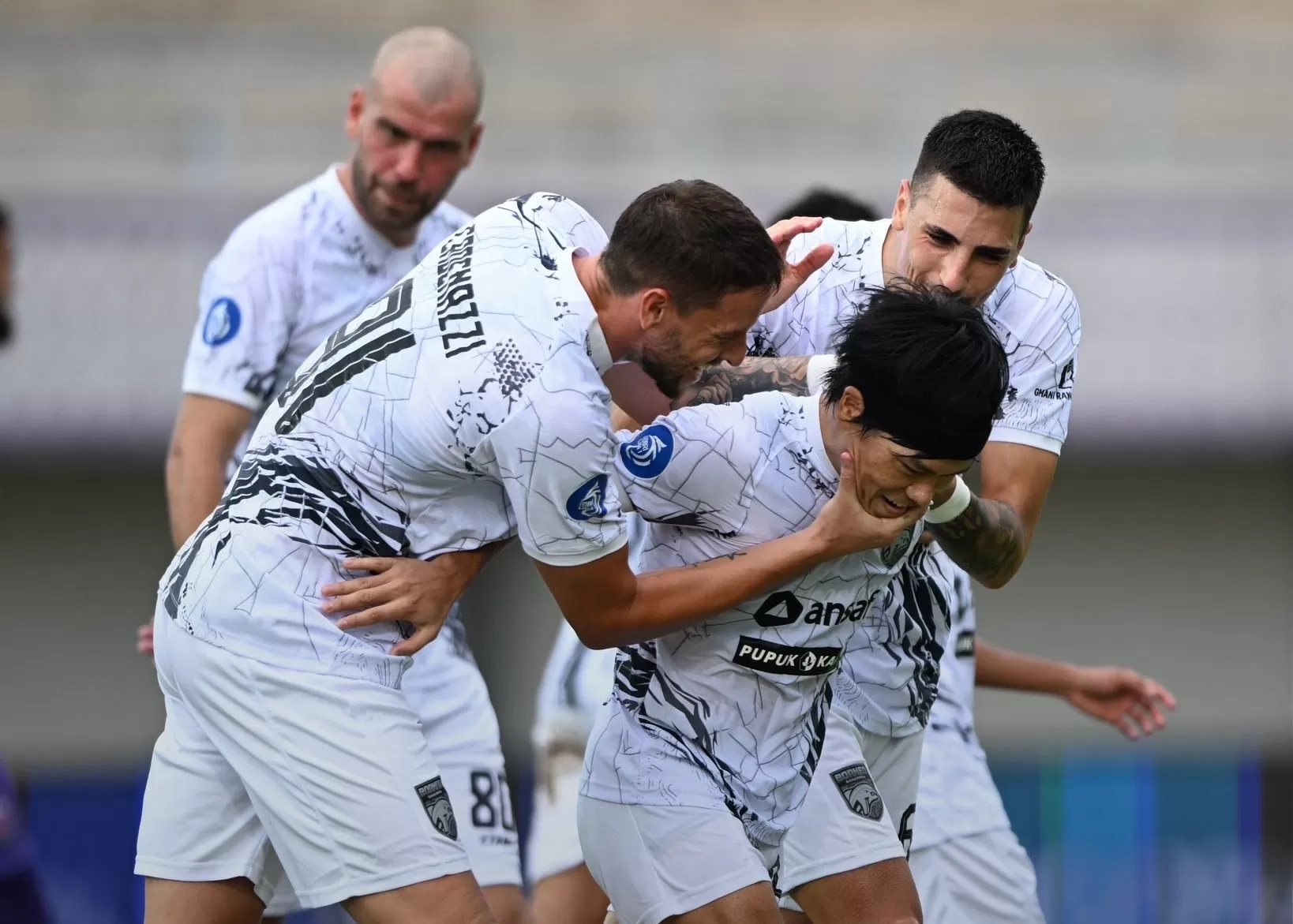 KEMAS TIGA POIN: Felipe Cadenazzi berselebrasi dengan Kei Hirose usai mencetak gol semata wayang sekaligus menjadi penentu kemenangan Borneo FC atas Persita, kemarin. (Foto: Borneo FC Media)