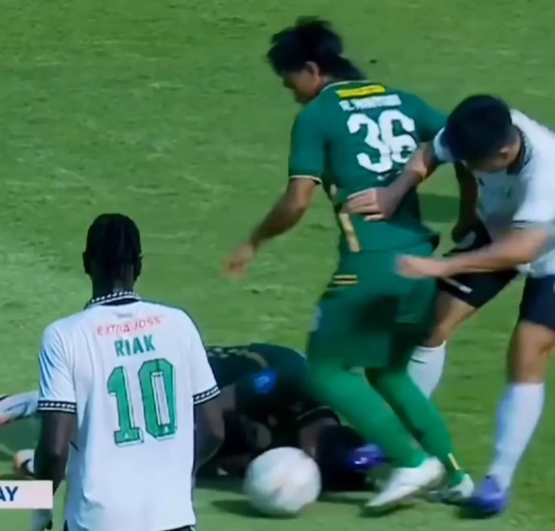 Momen ketika kaki Wahyudi Hamisi mengenai kepala Bruno Moreira. (Instagram pengamatsepakbola)
