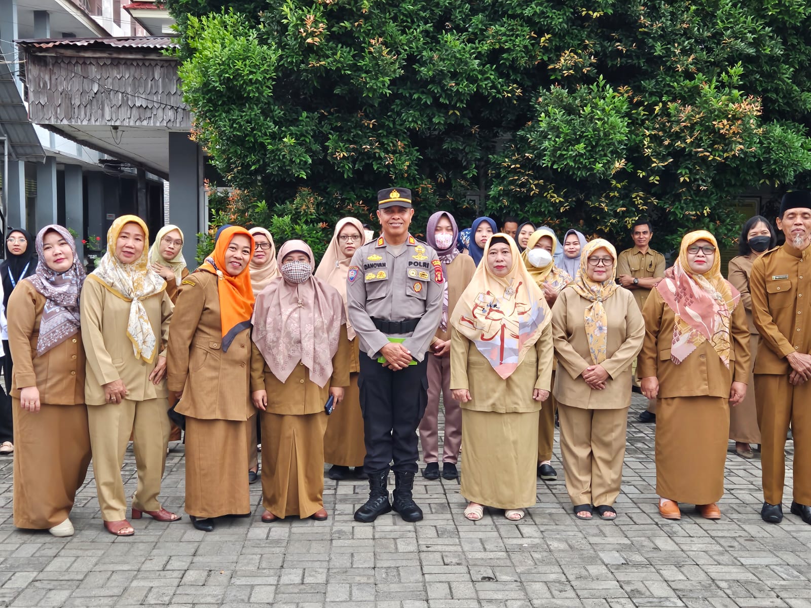 MASALAH SOSIAL: AKP Danovan (tengah) bersama dewan guru dari SMA 3 Samarinda usai menyosialisasikan pencegahan kasus perundungan.