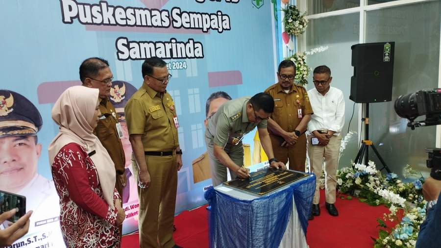 SIAP BEROPERASI: Andi Harun menandatangani prasasti dalam peresmian Puskesmas Sempaja di Jalan Wahid Hasyim II, Kecamatan Samarinda Utara (simpang Jalan HM Ardans), Senin (4/3).